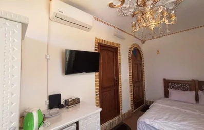 اتاق دو تخته دبل بوتیک هتل دژ نیشابور با تخت چوبی